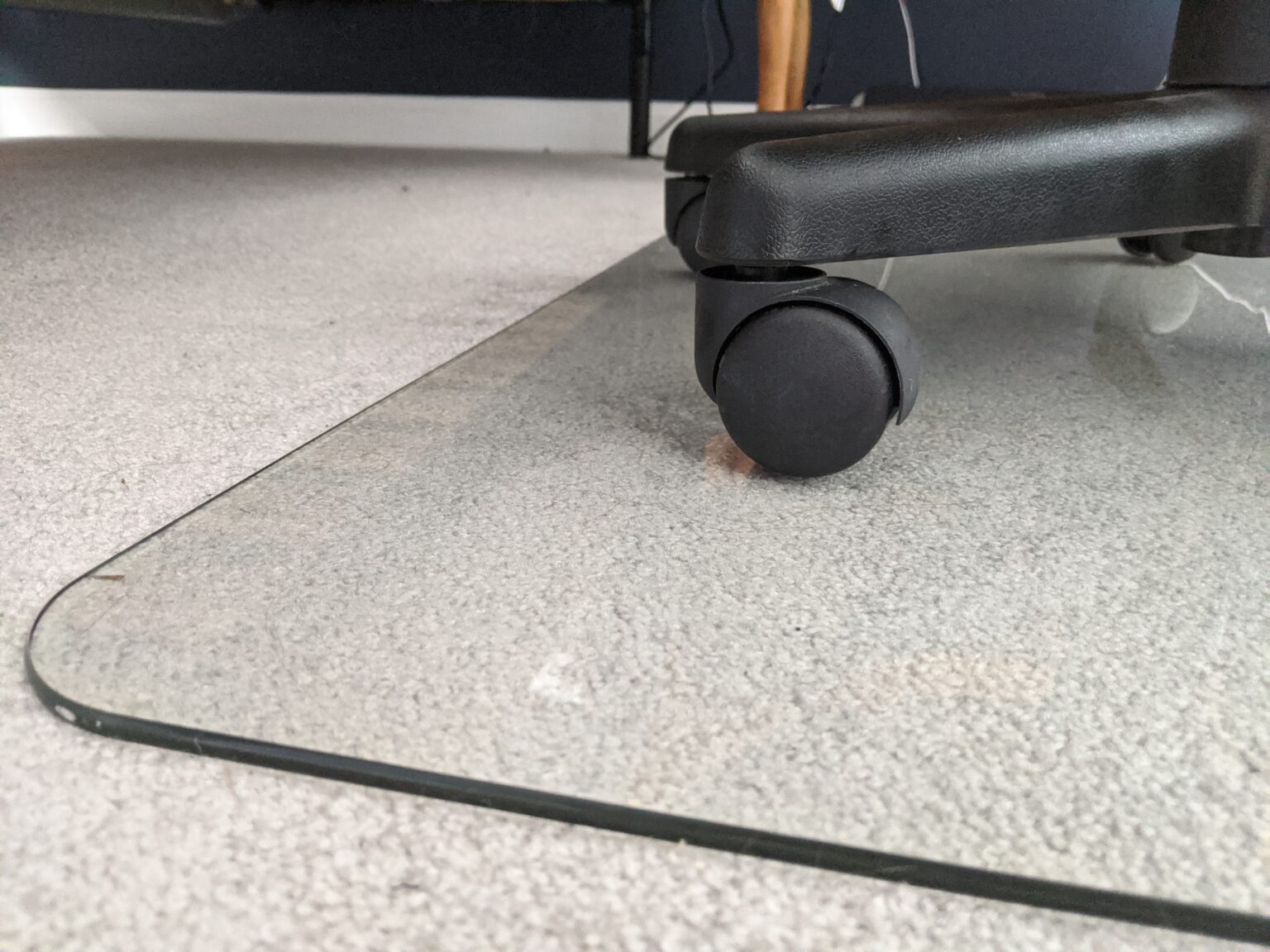 Choosing the best chair mat for your home office (plastic VS glass)